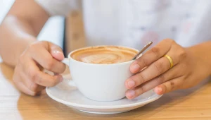 Kawa z kurkumą nie tylko dobrze smakuje. Jak może wpływać na organizm?