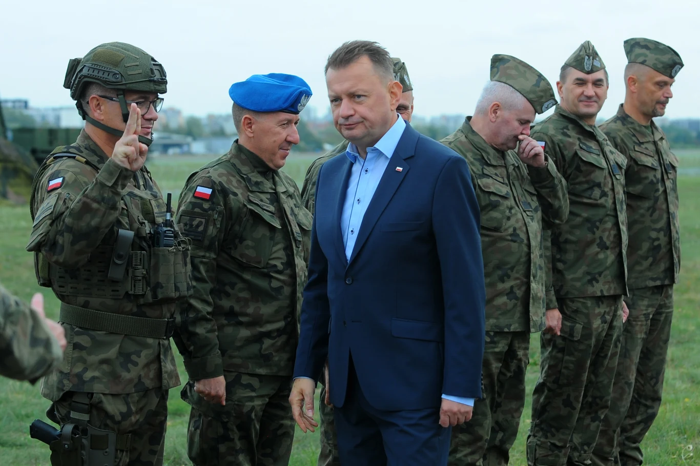 Mariusz Błaszczak jako szef MON z żołnierzami Mariusz Błaszczak jako szef MON z żołnierzami