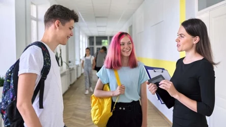 Czy uczniowie powinni dostawać uwagi za farbowanie włosów w szkole?