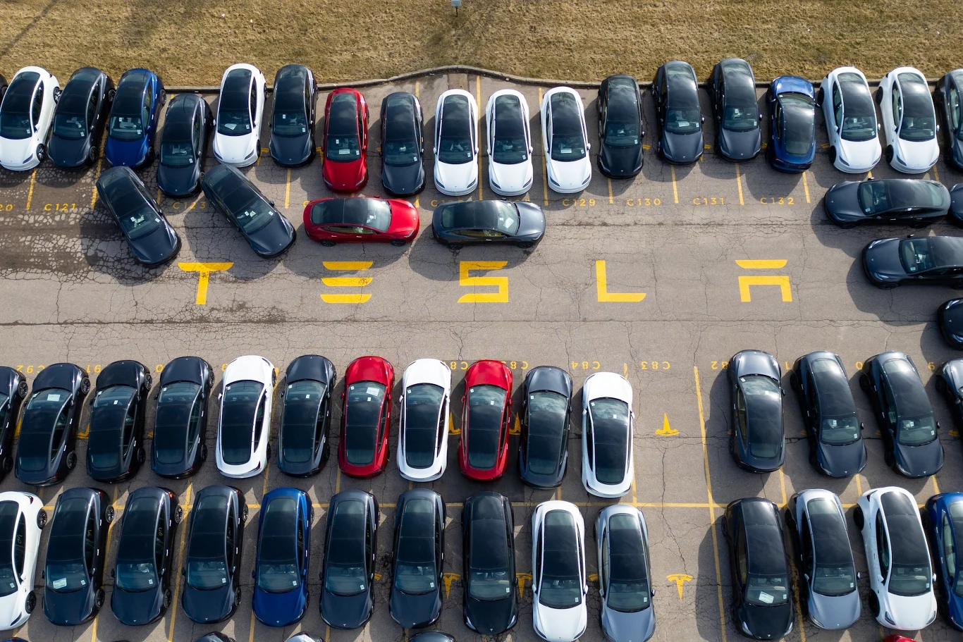 Kolejne dane potwierdzają, że Tesla ma realny kryzys. W pierwszym kwartale 2025 roku dostawy spadły do poziomu 336 681 sztuk – to o wiele mniej niż zakładali analitycy i mniej niż w analogicznym okresie rok wcześniej. Taki wynik to najsłabszy kwartał od trzech lat.