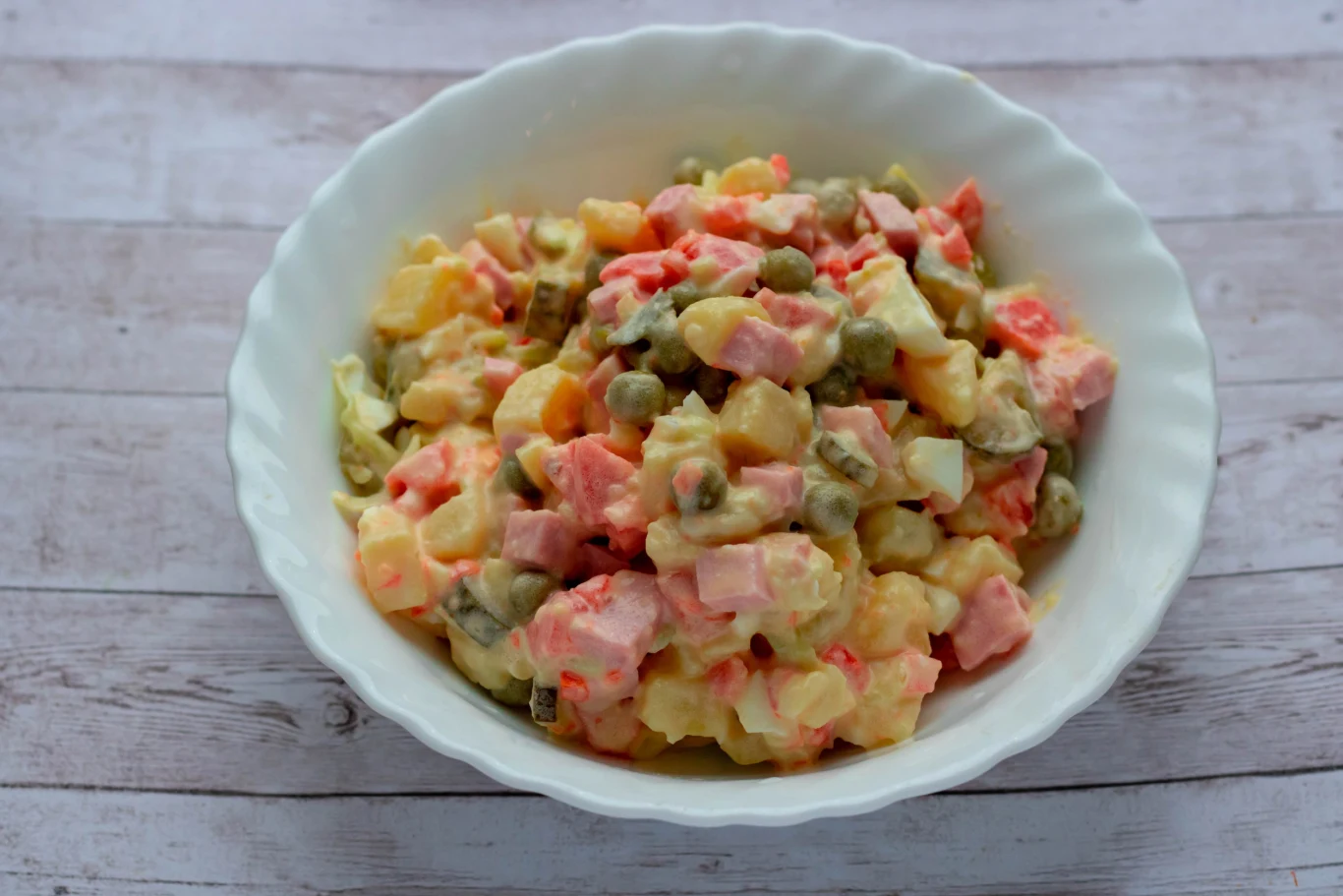 Kolorowa sałatka z szynką, która zasmakuje twoim gościom Kolorowa sałatka z szynką, która zasmakuje twoim gościom