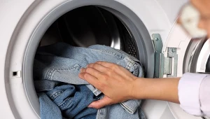 Nigdy nie pierz jeansów w ten sposób. Szybko wyblakną i stracą fason