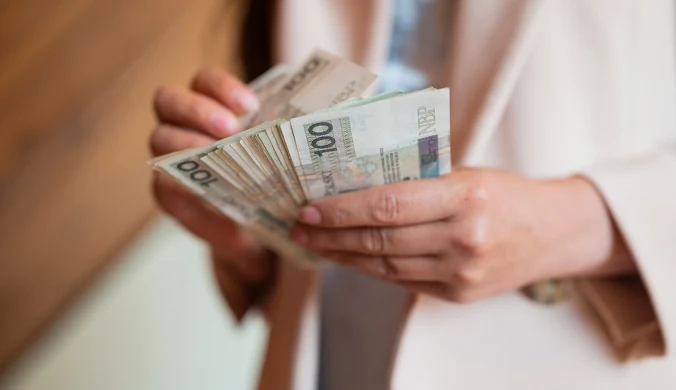 Darowizna pieniężna od babci lub dziadka. Kiedy trzeba zapłacić podatek? 