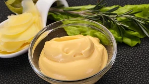 Majonez z gotowanych jajek wychodzi tak samo smaczny i kremowy jak tradycyjny