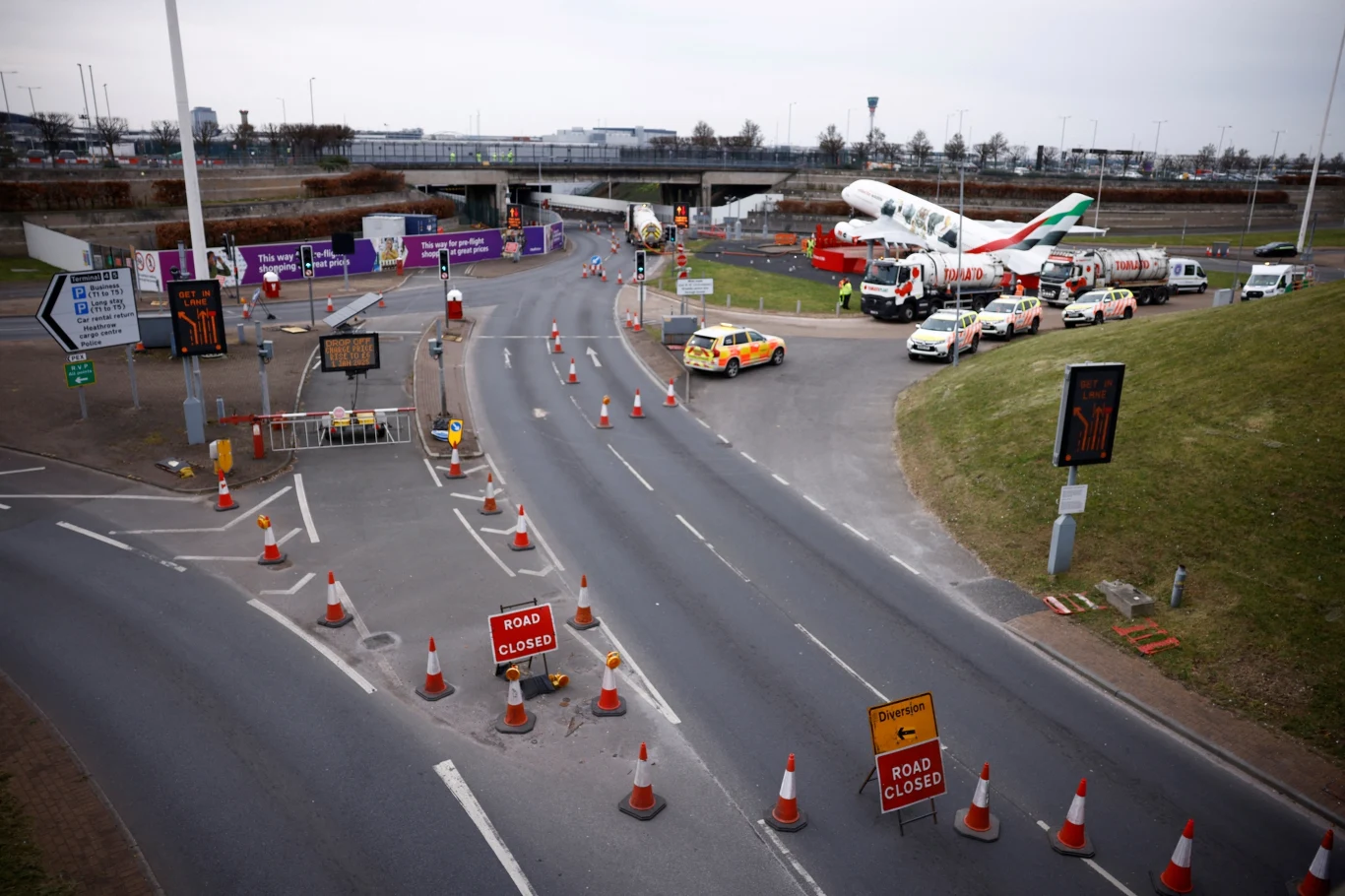 Chaos na lotnisku Heathrow. Mężczyzna wpadł w szał i zaczął atakować podróżnych gazem. Parking został tymczasowo zamknięty (zdj. ilustracyjne) Chaos na lotnisku Heathrow. Mężczyzna wpadł w szał i zaczął atakować podróżnych gazem. Parking został tymczasowo zamknięty (zdj. ilustracyjne)