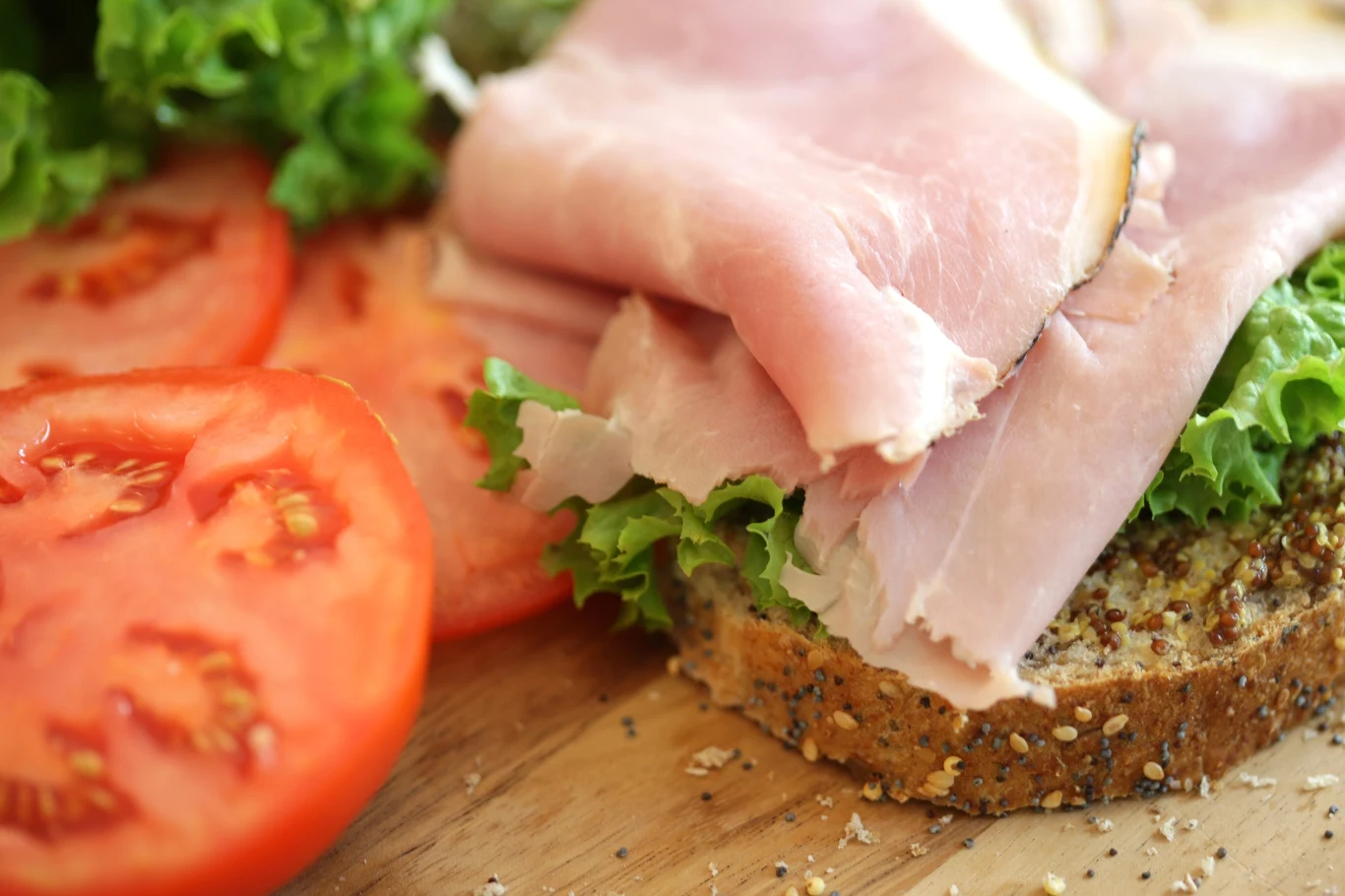 To, jak przechowujemy wędlinę, ma wpływ na jej świeżość i konsystencję