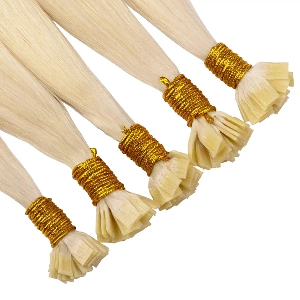 Wskazówka stylisty: przedłużenia powinny być dopasowane nie tylko do odcienia, ale także do wagi i gęstości. Powinnaś używać cienkich pasemek na cienkich włosach i odwrotnie w przypadku grubszych włosów. Choć brzmi to sprzecznie z intuicją, grube, ciężkie kosmyki mogą obciążać cienkie, delikatne pasma i wyglądać nienaturalnie Wskazówka stylisty: przedłużenia powinny być dopasowane nie tylko do odcienia, ale także do wagi i gęstości. Powinnaś używać cienkich pasemek na cienkich włosach i odwrotnie w przypadku grubszych włosów. Choć brzmi to sprzecznie z intuicją, grube, ciężkie kosmyki mogą obciążać cienkie, delikatne pasma i wyglądać nienaturalnie