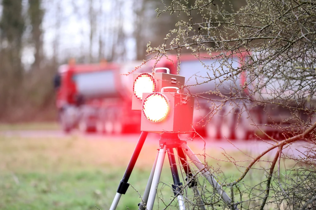 Kierowcy w Niemczech muszą mieć się na baczności. Na drogach pojawiły się mobilne fotoradary, które są niemal niewidoczne, a jednocześnie wyjątkowo skuteczne.