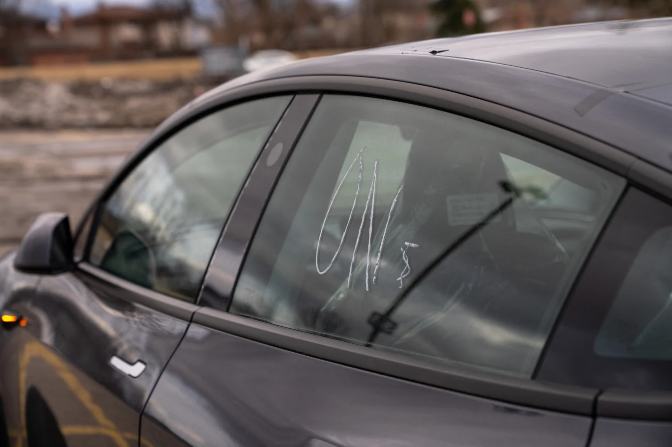 Efekt ataku na salon w Ontario. W sumie uszkodzono ponad 80 samochodów