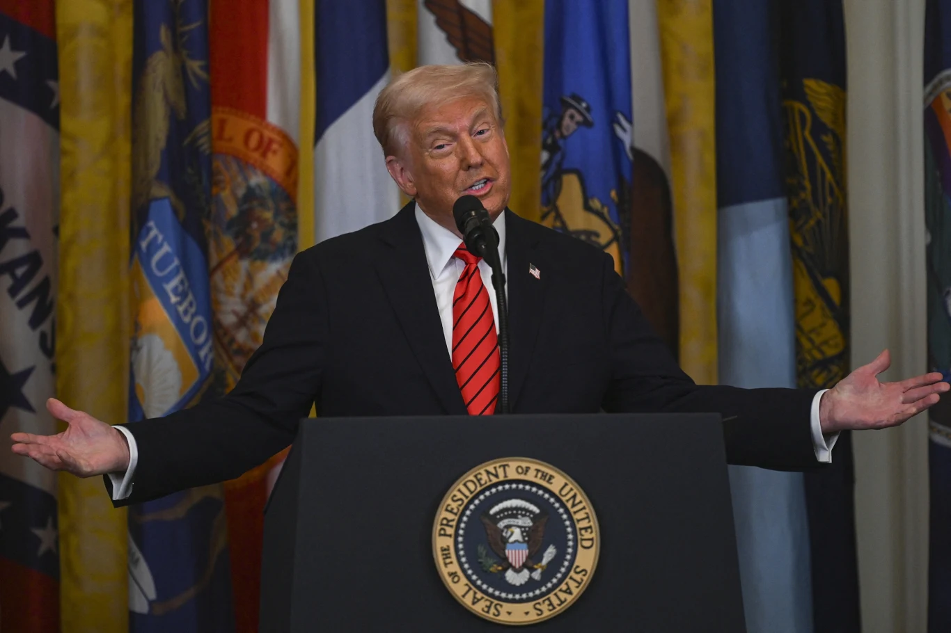 Shutdown w USA. Trump szykuje masowe zwolnienia w administracji federalnej Niewykluczone, iż w najbliższych tygodniach kolejni pracownicy rządu federalnego stracą pracę. Na zdj. Donald Trump