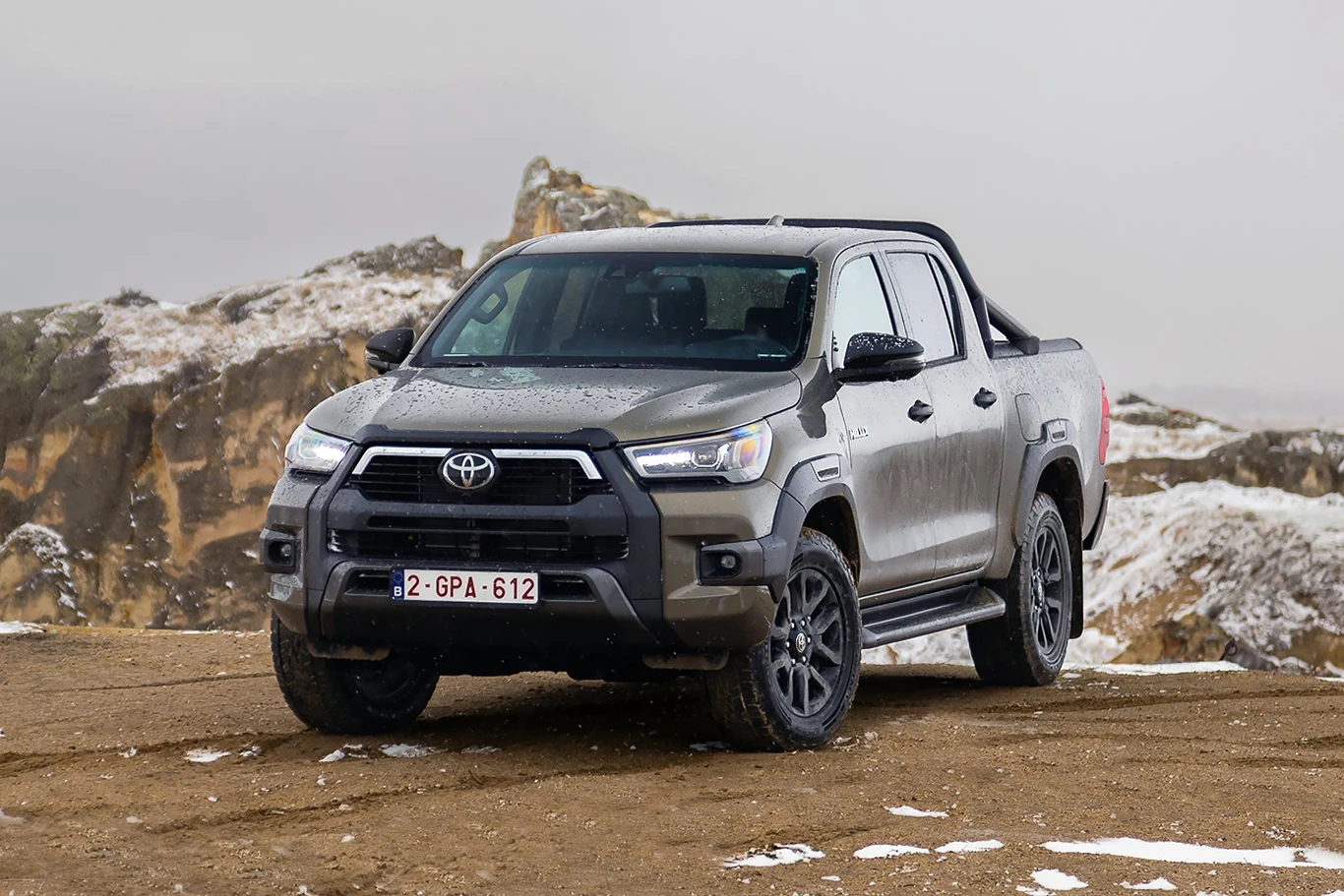 Toyota Hilux po raz pierwszy w takiej wersji. Hybryda i diesel w jednym Toyota Hilux po raz pierwszy w takiej wersji. Hybryda i diesel w jednym