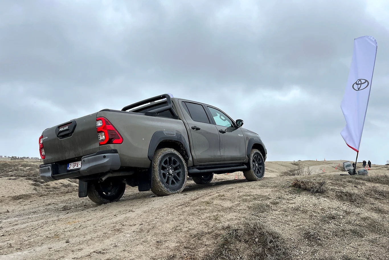 Hybrydowa Toyota Hilux nie boi się żadnych wyzwań