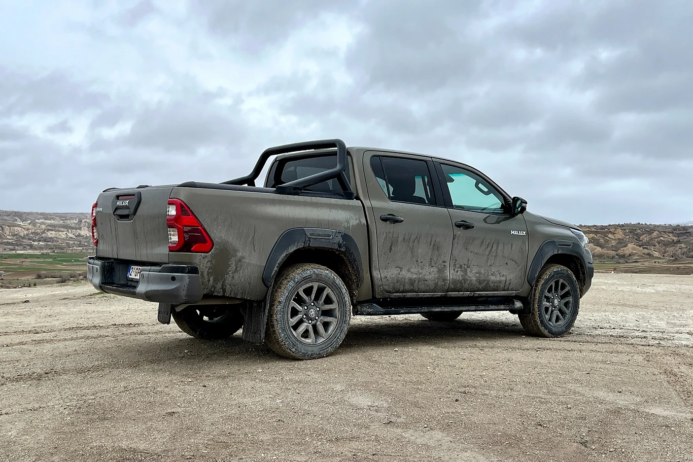 Hybrydowa Toyota Hilux to wytrzymały i wszechstronny pick-up.