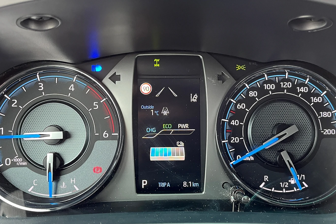 Energia zasila elektryczny układ wspomagający, który dostarcza dodatkowe 16 KM i 65 Nm momentu obrotowego.
