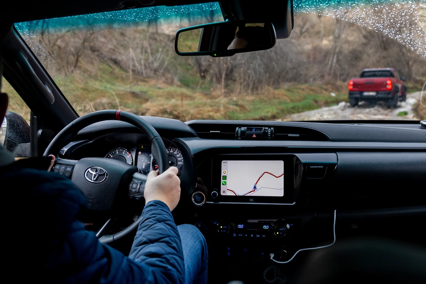 Hilux bez trudu pokonuje błotniste szlaki, skaliste wzniesienia, śnieżne drogi czy rwące potoki.