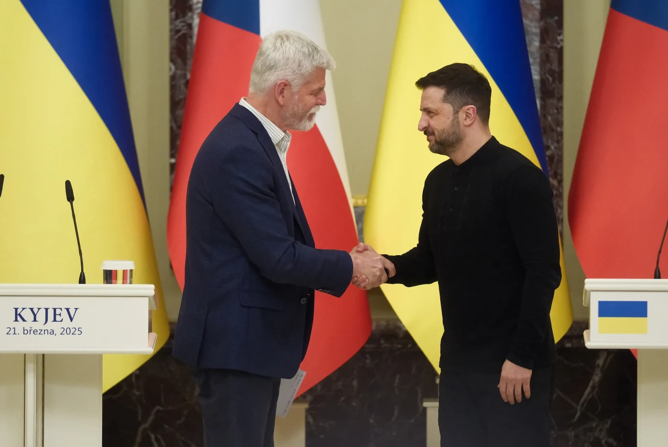 Prezydenci Czech i Ukrainy podczas piątkowego spotkania w Kijowie Prezydenci Czech i Ukrainy podczas piątkowego spotkania w Kijowie