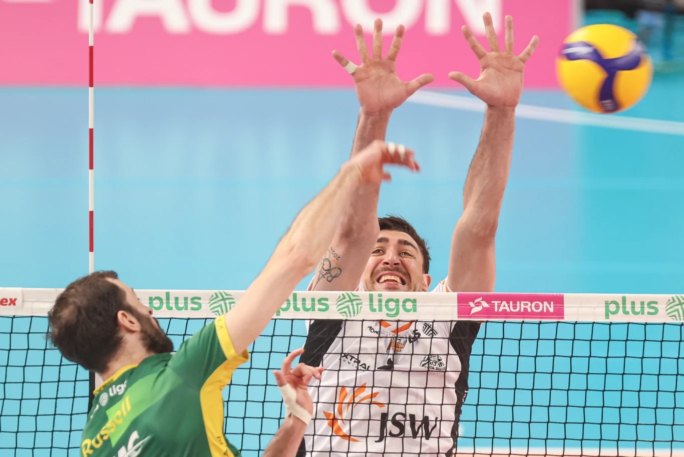 Łukasz Kaczmarek w bloku przy ataku Aarona Russella