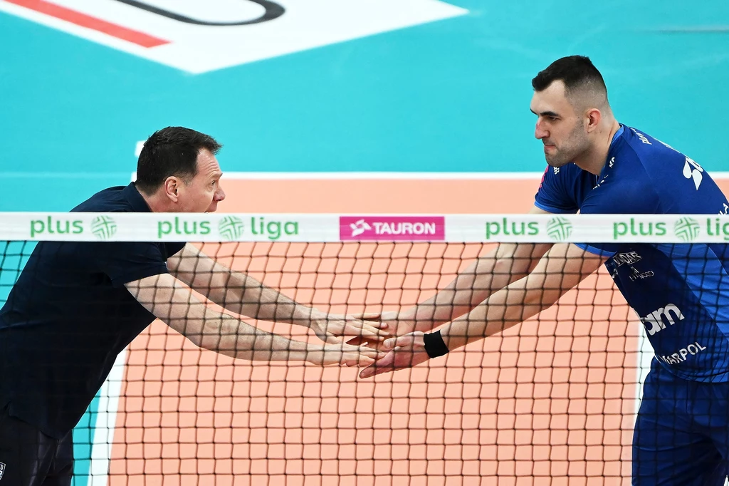 Trener Steam Hemarpolu Norwida Częstochowa Douglas Silva i przyjmujący Barłomiej Lipiński