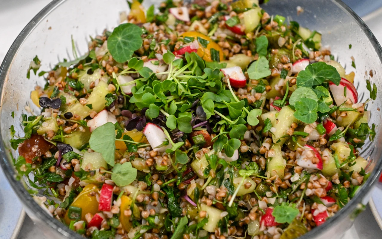 Kasza gryczana z nowalijkami