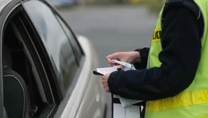 Policjanci znów zaglądają do bagażników. Szukają tam dwóch rzeczy