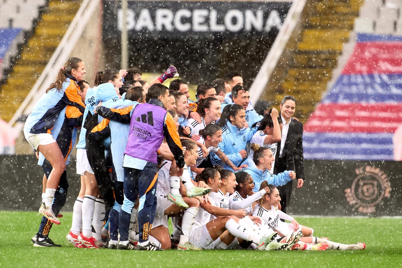 Piłkarki Realu Madryt celebrujące pierwsze historyczne zwycięstwo w El Clasico