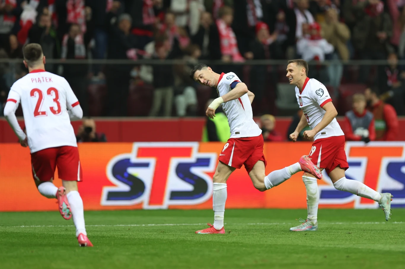Piłkarze reprezentacji Polski, w środku Robert Lewandowski cieszący się z gola