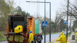 Ile zarabia kierowca śmieciarki? Pieniądze trafiające do pracowników w całej Polsce są zróżnicowane