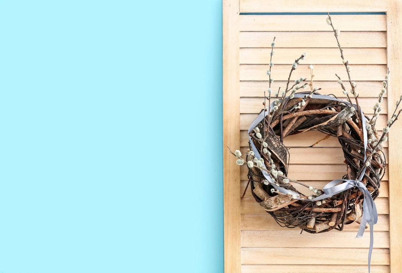 Wiosenny wianuszek z gałązek, kory i bazi