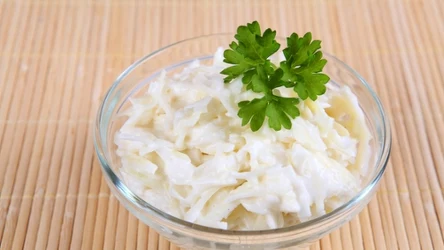 Rzodkiew japońska ma niewiele kalorii, za to dużo witamin i błonnika