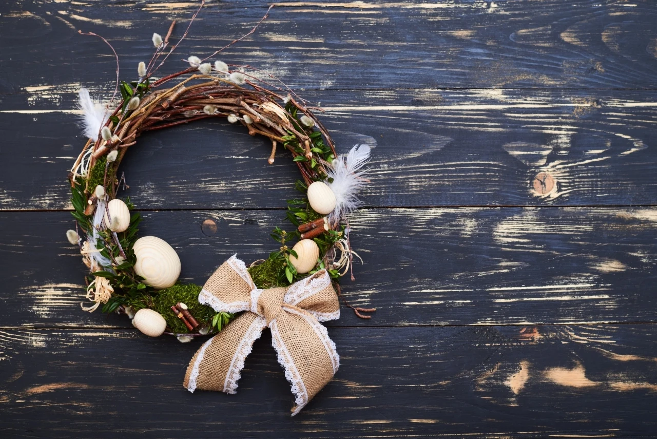 Wiosenny wianek z piórkami