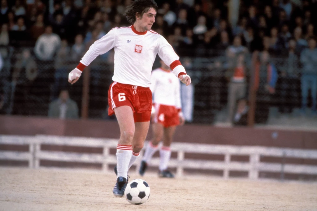 Marek Dziuba na stadionie Gżira. Zwraca uwagę... nietypowa nawierzchnia bez trawy. A z trybun poleciały w końcu kamienie Marek Dziuba na stadionie Gżira. Zwraca uwagę... nietypowa nawierzchnia bez trawy. A z trybun poleciały w końcu kamienie