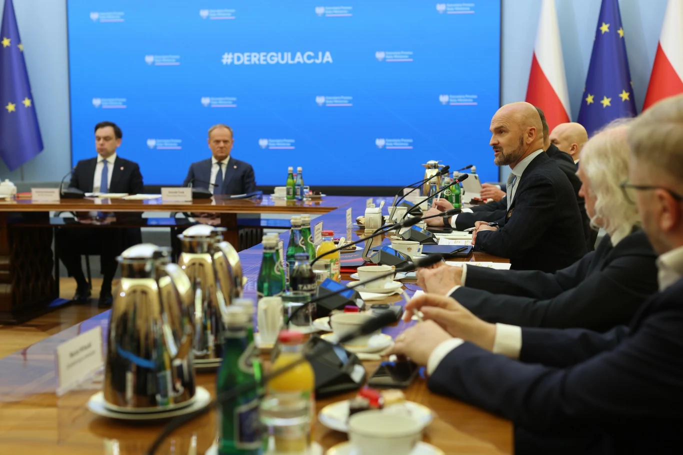 Premier Donald Tusk spotkał się z przedstawicielami strony społecznej w sprawie deregulacji Premier Donald Tusk spotkał się z przedstawicielami strony społecznej w sprawie deregulacji