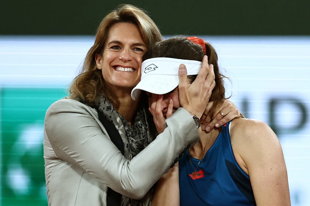 Płacząca Alize Cornet, żegnana przez Amelie Mauresmo. Nie minął rok, a Francuzka zdecydowała się wznowić karierę