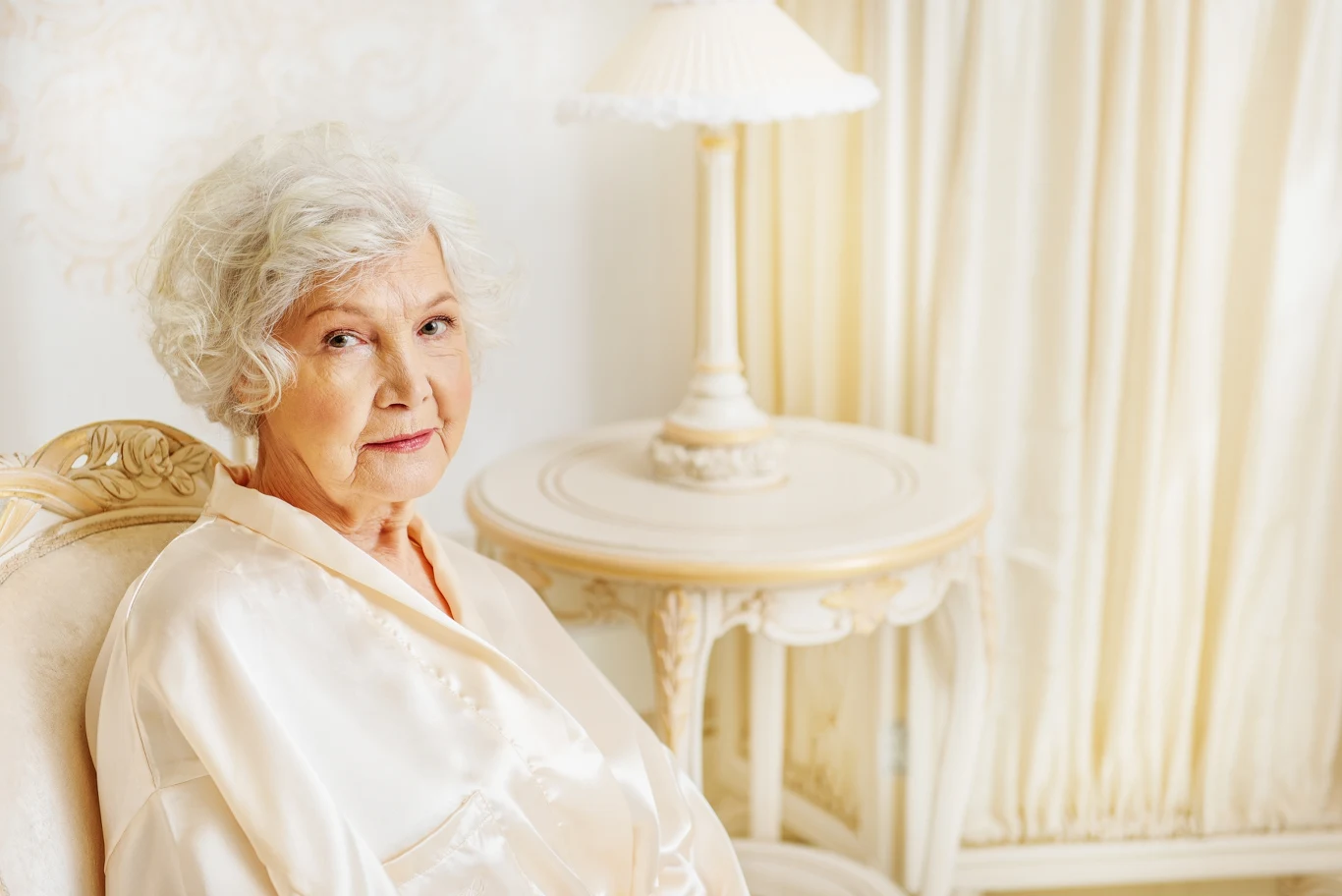 Nasze babcie wierzyły, że zapalenie gromnicy uchroni dom przed nieszczęściem. Nasze babcie wierzyły, że zapalenie gromnicy uchroni dom przed nieszczęściem.