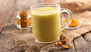"Złoty" napój na wyciszenie i regenerację. Gdy śpisz, spala zbędny tłuszcz