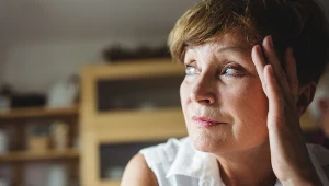 Jedna z najważniejszych ról choliny to udział w produkcji acetylocholiny, neuroprzekaźnika, który odpowiada m.in. za pamięć, koncentrację, przyswajanie wiedzy i funkcje poznawcze. 