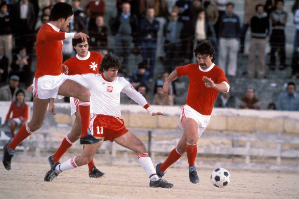 Zdjęcie z pierwszej potyczki z Maltą w el. MŚ w 1980 roku. Włodzimierz Smolarek otoczony przez rywali. Zdjęcie z pierwszej potyczki z Maltą w el. MŚ w 1980 roku. Włodzimierz Smolarek otoczony przez rywali.