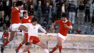 Zdjęcie z pierwszej potyczki z Maltą w el. MŚ w 1980 roku. Włodzimierz Smolarek otoczony przez rywali. 