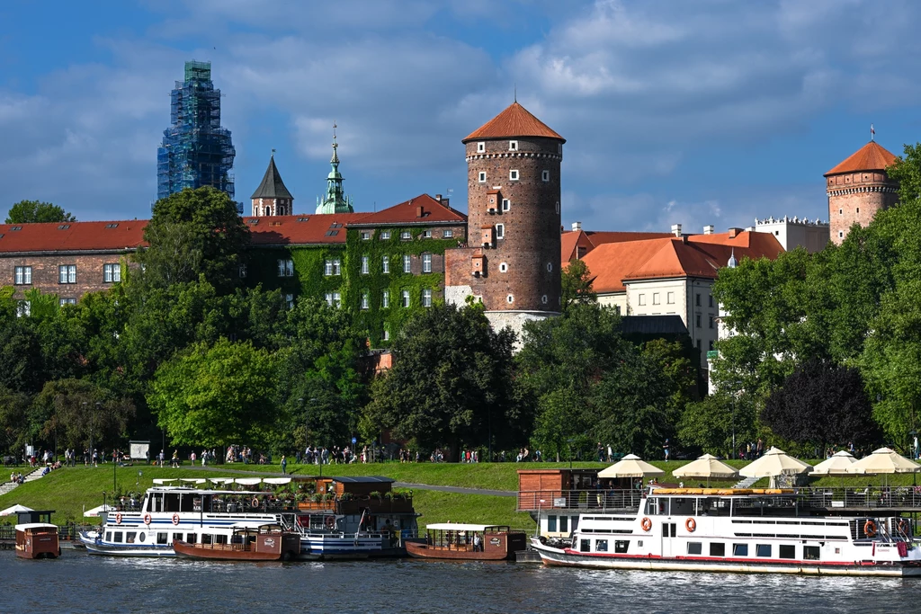 Zamek Królewski na Wawelu w Krakowie to jedna z największych tego typu budowli w kraju. Zamek Królewski na Wawelu w Krakowie to jedna z największych tego typu budowli w kraju.