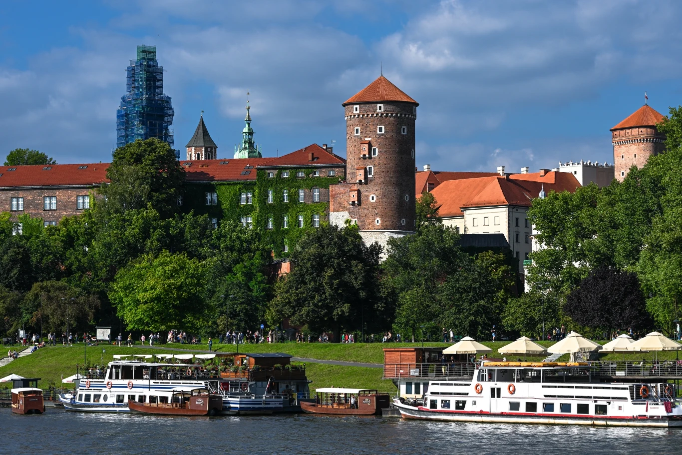 Zamek Królewski na Wawelu w Krakowie to jedna z największych tego typu budowli w kraju. Zamek Królewski na Wawelu w Krakowie to jedna z największych tego typu budowli w kraju.
