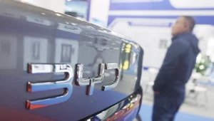 Chiński producent samochodów BYD osiągnął roczną sprzedaż przekraczającą 100 mld dol., wyprzedzając Teslę pod względem przychodów