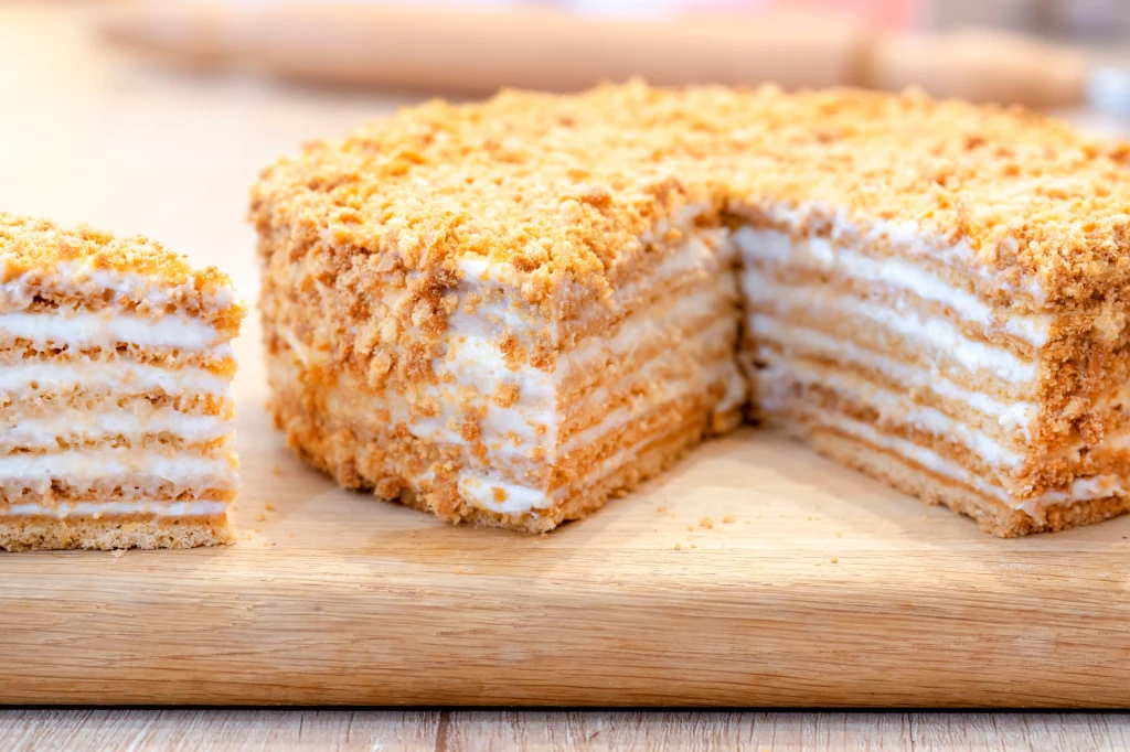 Słodki miodownik to ciasto idealne do kawy