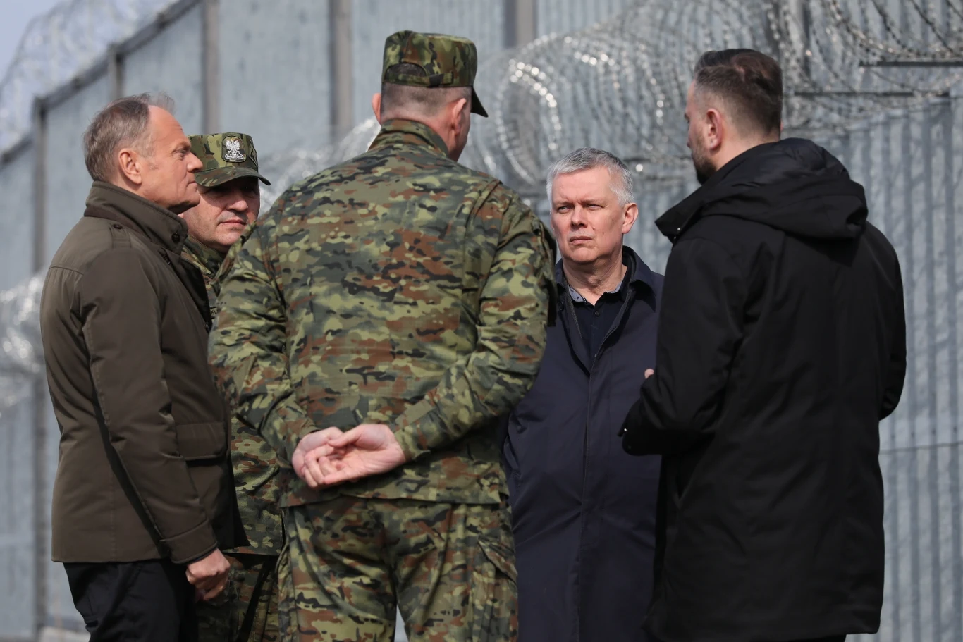Premier Donald Tusk (L), wicepremier, minister obrony narodowej Władysław Kosiniak-Kamysz (P) i minister spraw wewnętrznych i administracji Tomasz Siemoniak (2P) podczas przejścia wzdłuż granicy państwowej Polski z Białorusią w Ozieranach Małych Premier Donald Tusk (L), wicepremier, minister obrony narodowej Władysław Kosiniak-Kamysz (P) i minister spraw wewnętrznych i administracji Tomasz Siemoniak (2P) podczas przejścia wzdłuż granicy państwowej Polski z Białorusią w Ozieranach Małych