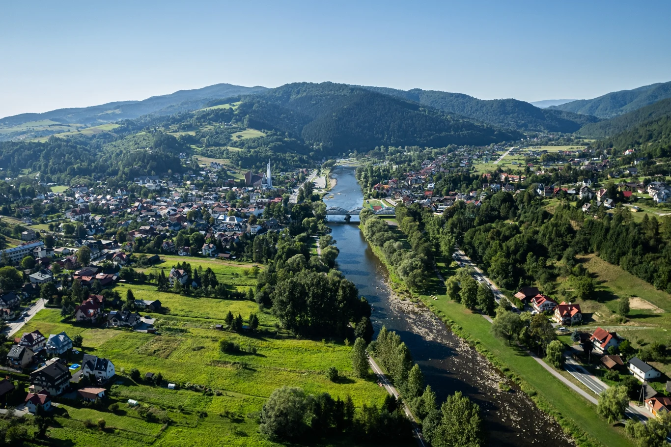 Krościenko nad Dunajcem to uwielbiana miejscowość turystyczna w Małopolsce. Choć nie jest uzdrowiskiem, oferuje wody mineralne i szereg atrakcji. Krościenko nad Dunajcem to uwielbiana miejscowość turystyczna w Małopolsce. Choć nie jest uzdrowiskiem, oferuje wody mineralne i szereg atrakcji.