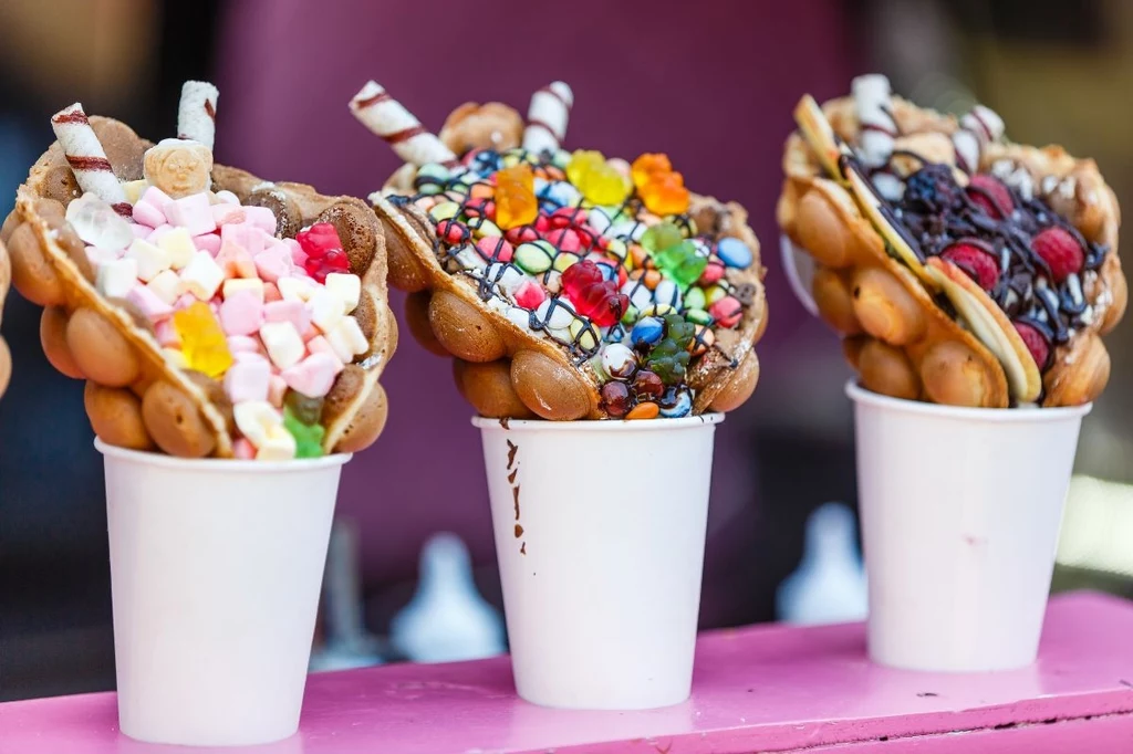 Gofry bąbelkowe maja bardzo dużo dodatków - poza bitą śmietaną znajdziemy tam lody, cukierki, pianki, żelki czy nawet słone precelki!