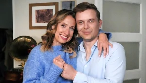 Asia (Anna Gzyra) dostanie od Huberta (Marek Molak) pierścionek zaręczynowy