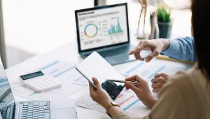 Business Intelligence pozwala na analizę trendów, prognozowanie i identyfikowanie kluczowych wskaźników wydajności