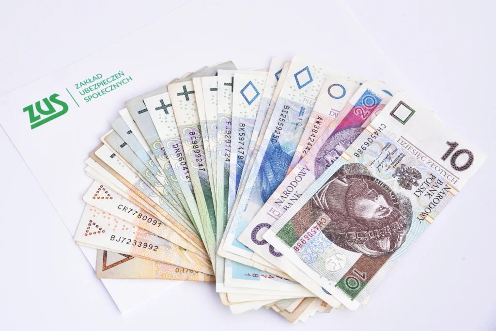 ZUS wypłaca rentę szkoleniową. Świadczenie przynajmniej na pół roku. ZUS wypłaci dodatek do renty socjalnej. Pieniądze trafią na konta uprawnionych już w maju.