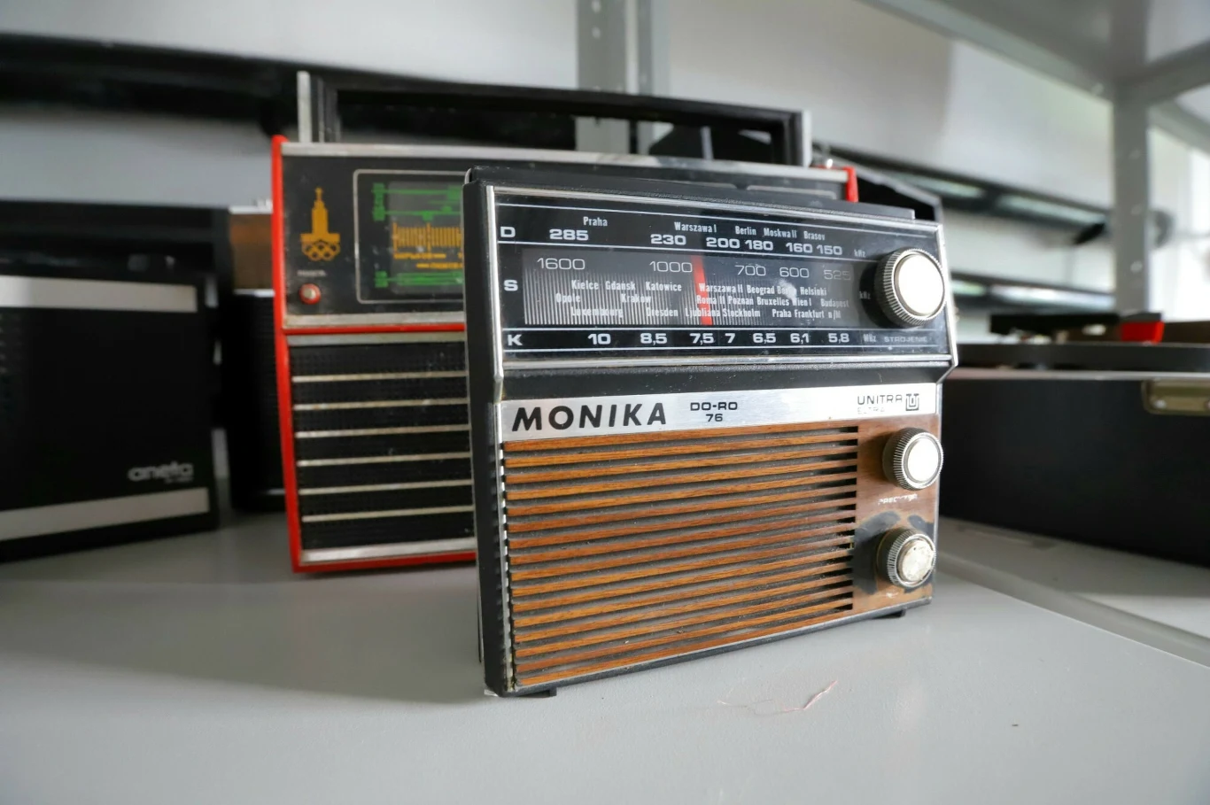 Radia z PRL-u, takie jak Monika, Zosia czy Dominika, to prawdziwe ikony tamtych czasów, goszczące w niemal każdym domu. Ich ceny wahają się od 60zł do 250zł