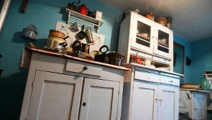 Byfyj- kredens z PRL mże być warty od 100zl do nawet 3000zł. Wszystko zależy od jego stanu, a najcenniejsze są oczywiście meble po renowacji.